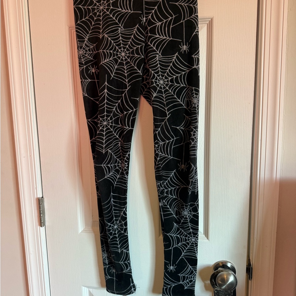 Intricate Black and White Web Pattern Leggings